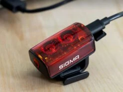 SIGMA Buster 80 RL éclairage Arrière USB / LED 7h D'autonomie -Bicyclette Pièces Magasin sigma buster 80 rl eclairage arriere usb led 7h d autonomie 7